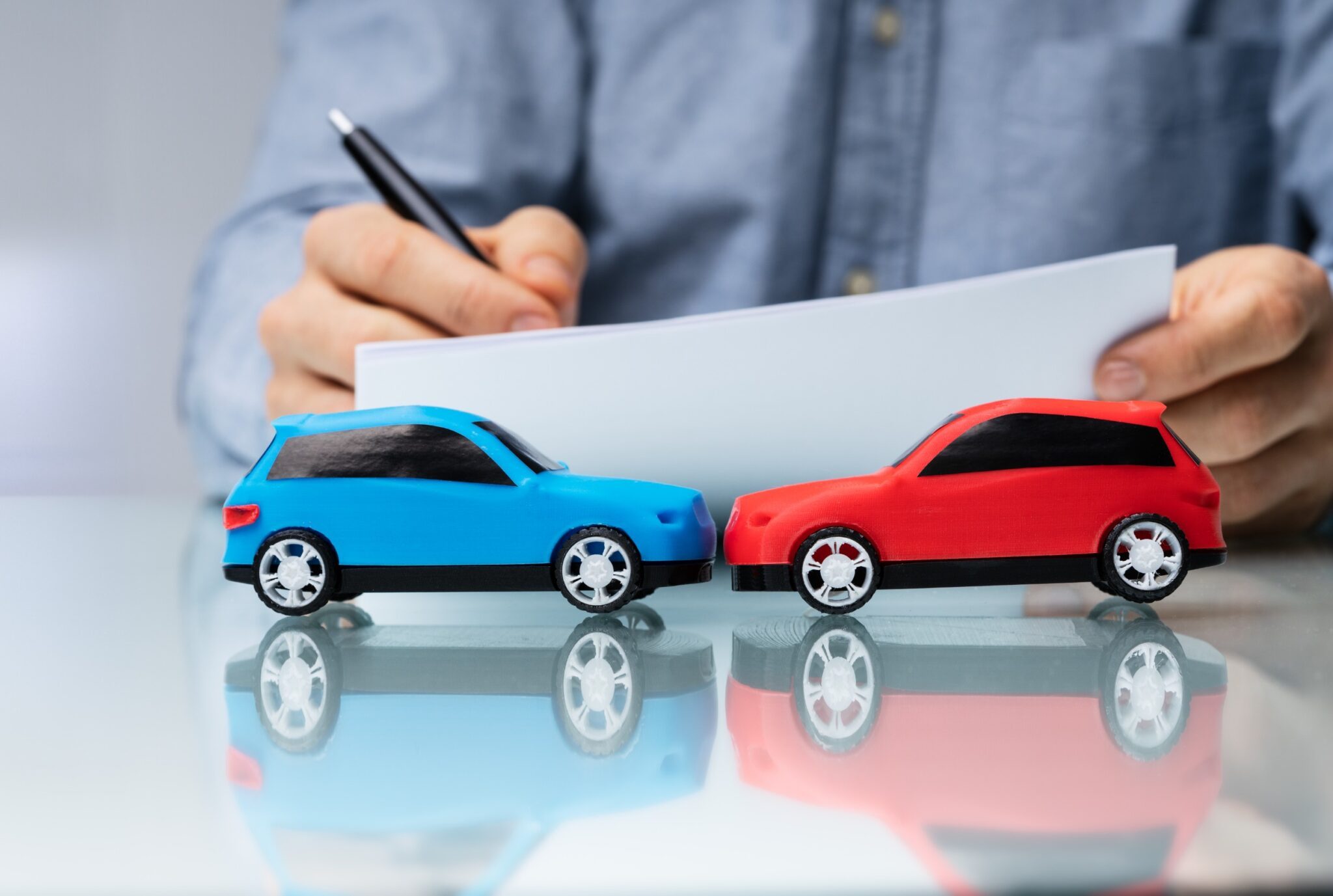 deux voitures miniatures posées sur un bureau